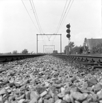 837027 Gezicht op de spoorlijn tussen Utrecht en Bunnik, nabij Vechten (km. 39.4), uit het oosten, met ...